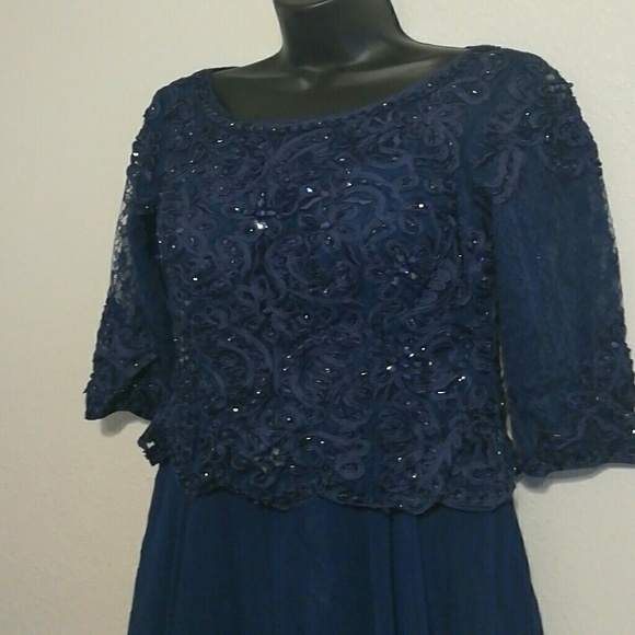 Gorgeous Navy Blue Gown in Sz L - Picture 3 of 4